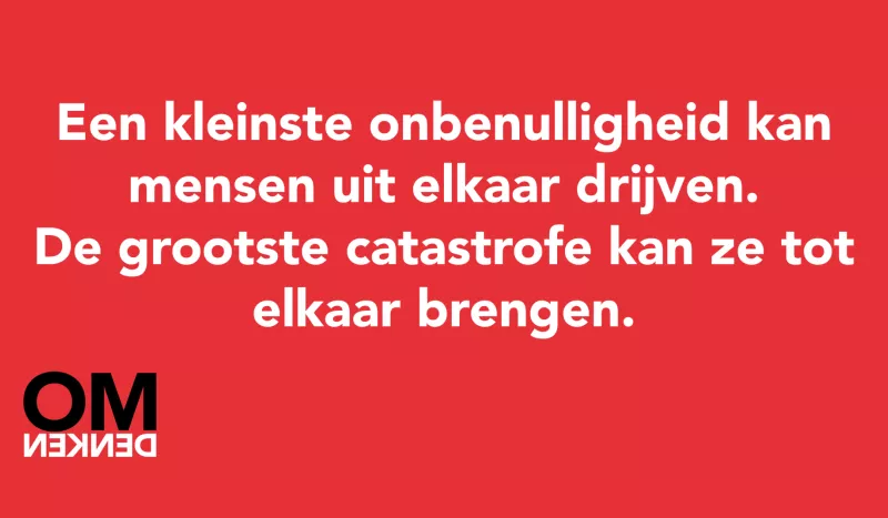 Tegel van  - De kleinste onbenulligheid kan mensen uit elkaar drijven. De grootste catastrofe kan ze tot elkaar brengen.